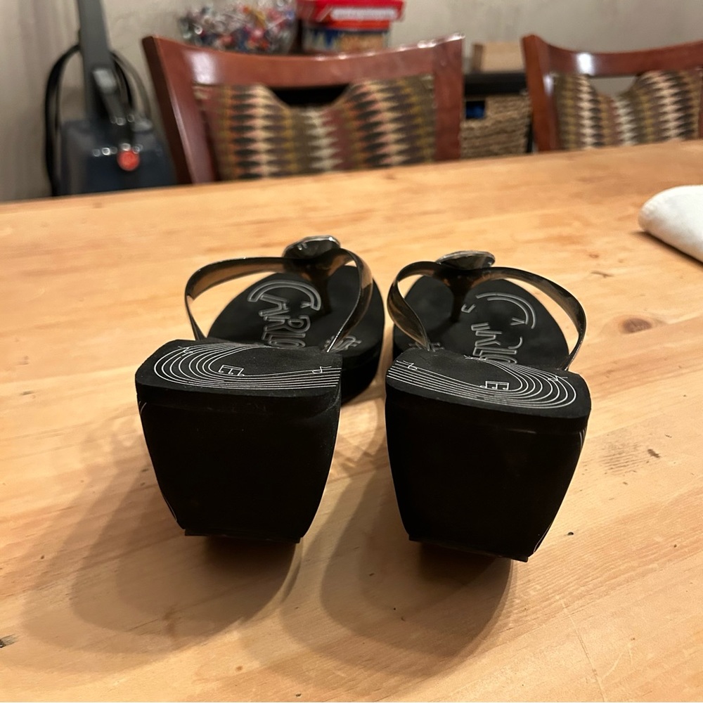 Black platform sandals with a clear strap thru toes, and pendant. Size 9 - Picture 4 of 6